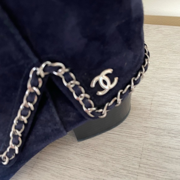 Suede CHANEL booties with chain detail - Picture 5 of 6